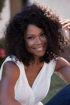 Angela Robinson interpreta Renee