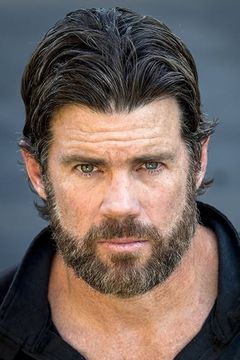 Scott C. Roe interpreta Lennox Team'Nelson'