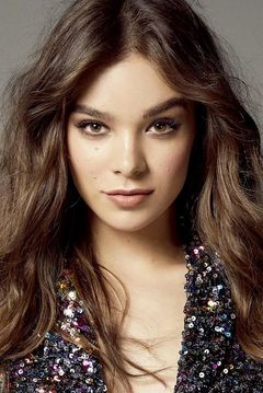 Hailee Steinfeld interpreta Petra Arkanian