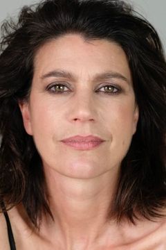 Josephine Davison interpreta Italian Team Member