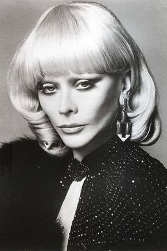Monique van Vooren interpreta Showgirl (uncredited)