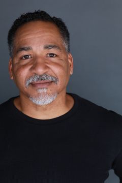 Scotch Ellis Loring interpreta Lionel Bradford