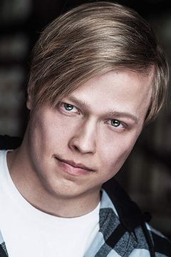 Erik Junnola interpreta Scuzzah
