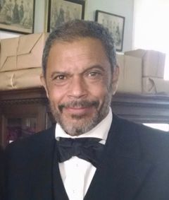 Lonnie Farmer interpreta Doctor (voice)