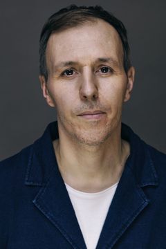 Jack Bennett interpreta Travis