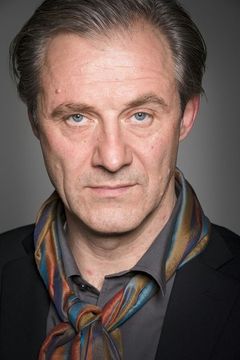 Joseph Lorenz interpreta Lord Montfort