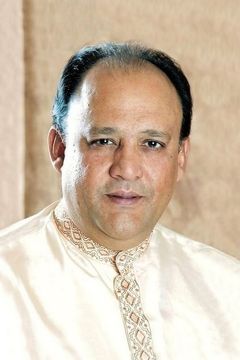 Alok Nath interpreta Tyeb Mohammed