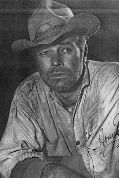 House Peters Jr. interpreta Officer at Police Station (uncredited)