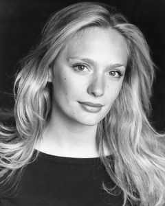 Nicola Mycroft interpreta Reporter