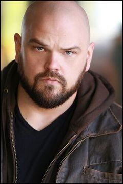 Patrick Cox interpreta Bouncer