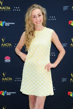 Felicity Price interpreta Dr. Angela Derezio