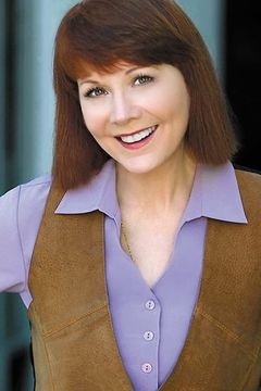 Barbara Keegan interpreta Flight Attendant