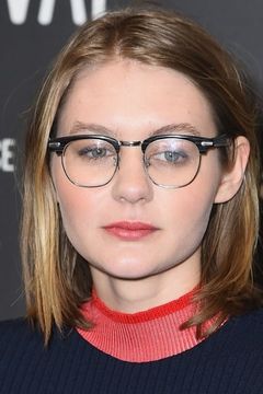 Ryan Simpkins interpreta Caroline