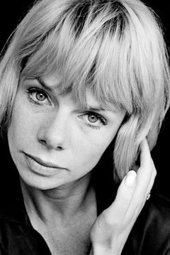Jill Bennett interpreta Mrs. Fanny Duberly