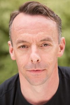 Stephen Matthews interpreta Ensemble'At the End of the Day'