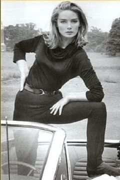 Tania Mallet interpreta Tilly Masterson