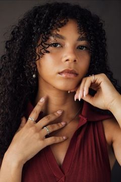 Simone Miller interpreta Kalisha
