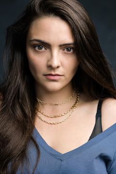 Larissa Schmitz interpreta Janet