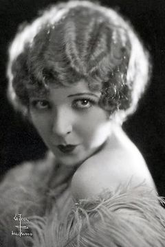 Hazel Keener interpreta Secretary (uncredited)