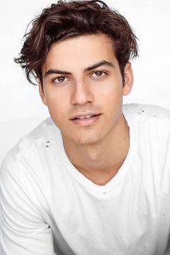 Josh Pyman interpreta Jake