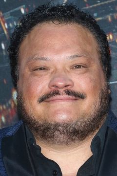 Adrian Martinez interpreta Mason