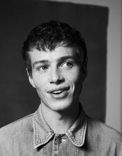 Joshuah Melnick interpreta Richard Gregg