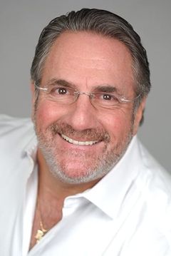 RJ Konner interpreta Senator (uncredited)