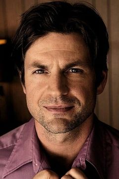 Gale Harold interpreta Charles Meade
