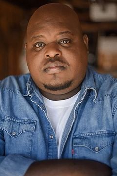 Erron Jay interpreta Brick