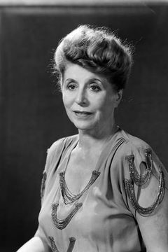 Blanche Yurka interpreta Aunt Bernarde Casterot