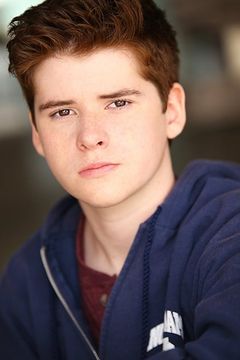 Dmitri Schuyler-Linch interpreta 6-Year-Old Derek