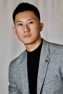 Ronald Tang interpreta Roger
