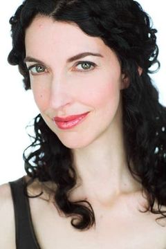 Amanda Good Hennessey interpreta Woman with Kid
