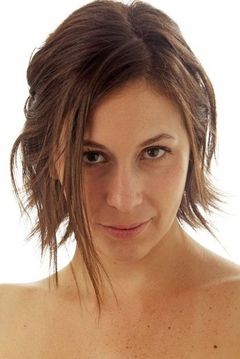 Adriana Guerra interpreta Woman (uncredited)