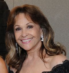 Toni Crabtree interpreta Activities Announcer