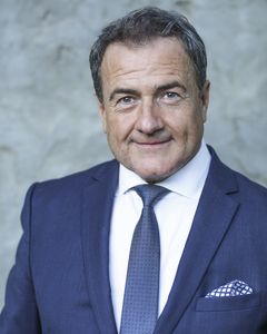 Rich Skidmore interpreta Announcer (uncredited)