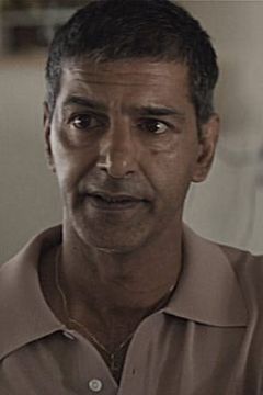 Richard Suliman interpreta Motel Clerk
