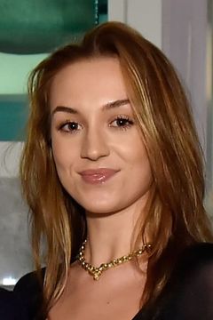 Sophie Amber interpreta Connie