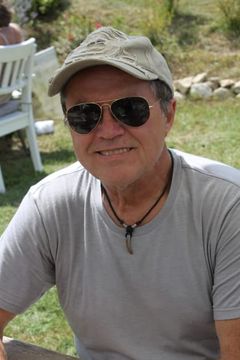 Philippe Guégan interpreta Bespectacled Man