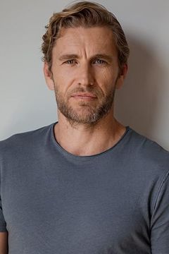 Brett Tucker interpreta Dave Brewer