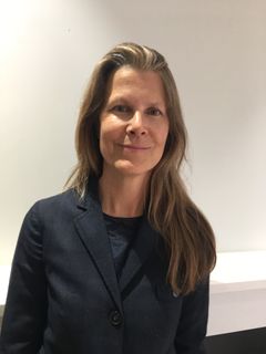 Karen Stirgwolt interpreta Office Worker Frances