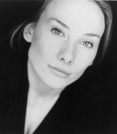 Rosie Marcel interpreta Detective in Bathroom
