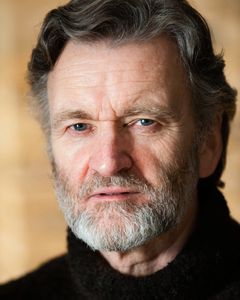 Neil McCaul interpreta Additional Voices (voice)
