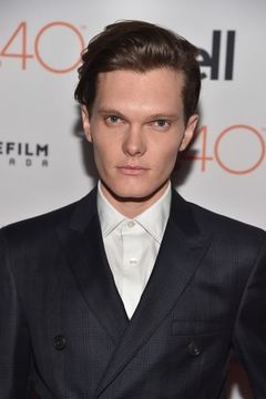 Luke Baines interpreta Waiter