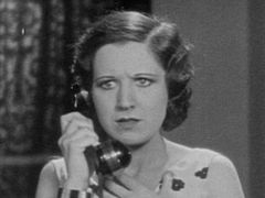 Norma Drew interpreta Mrs. Laurel