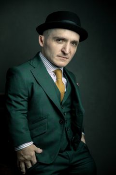 Leigh Gill interpreta Vince