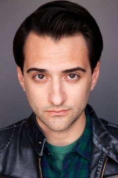 Nick Gligor interpreta Slapsy Maxie's Waiter (uncredited)