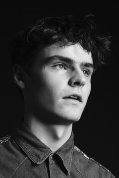Duke Nicholson interpreta Derrick Millebran