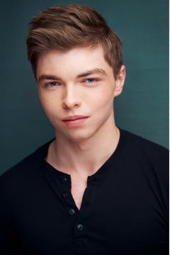Brendan Egan interpreta Student