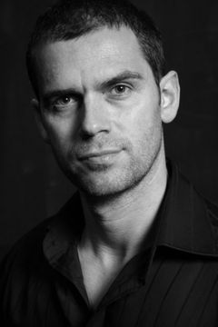 Steve Dibben interpreta George, Second Footman
